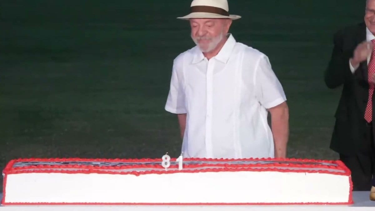 Lula comemora 81 anos com bolo gigante e sopra as velas aos pulinhos de festa com a militância no Alvorada