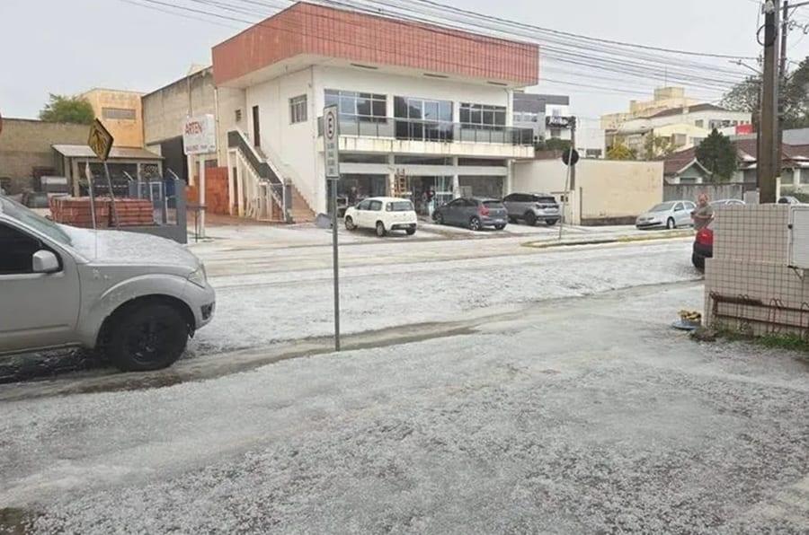 Granizo transforma ruas de cidade em um cenário branco na tarde de terça-feira