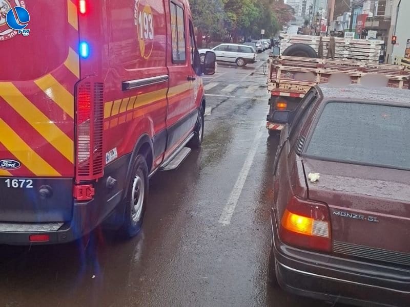 Colisão traseira entre caminhonete e carro deixa homem ferido em Lagoa Vermelha