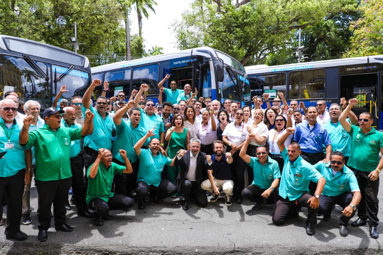 Governadora Raquel Lyra entrega 100 ônibus novos com ar-condicionado para Região Metropolitana do Recife