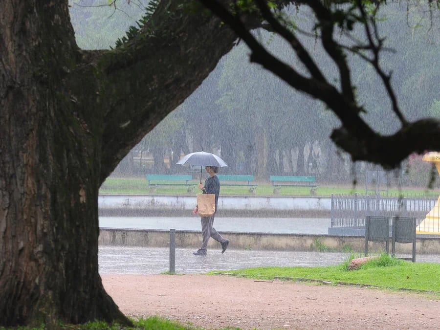 Domingo terá chuva forte nos maiores colégios eleitorais do Brasil; instabilidade avança no Leste do RS