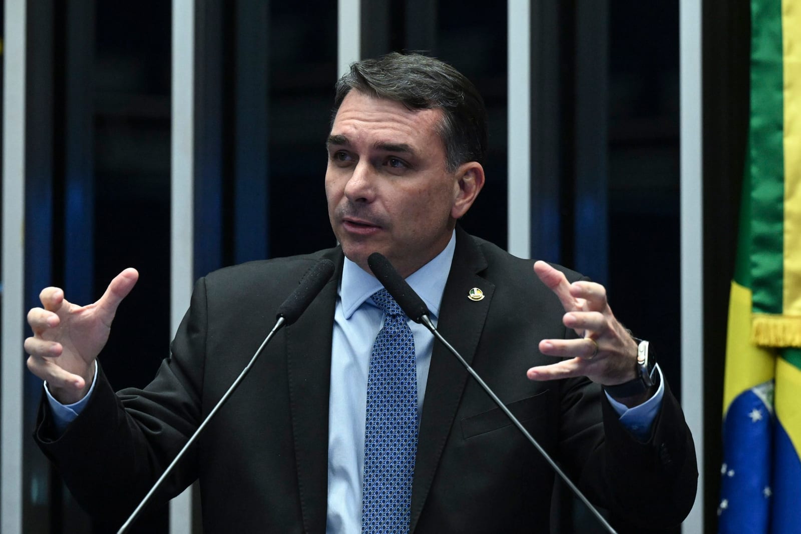 Como Flávio Bolsonaro votou sobre o fim da escala 6x1 no Senado?