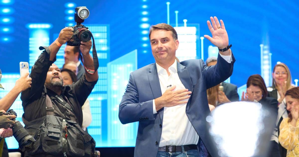 Flávio Bolsonaro diz que já fez o Brasil economizar R$ 220 bilhões com a dívida pública