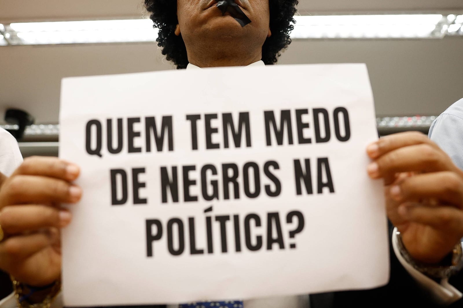 Menos de 30% dos deputados e senadores são pretos ou pardos
