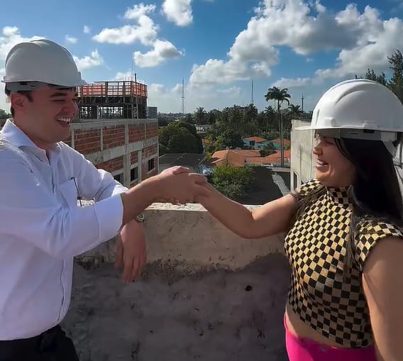 Ari Reis leva mãe para ver obras do Hospital Arlinda Marques