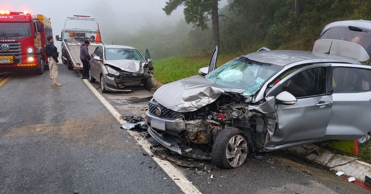 Acidente entre dois carros deixa quatro vítimas perto do trevo de Rancho Queimado