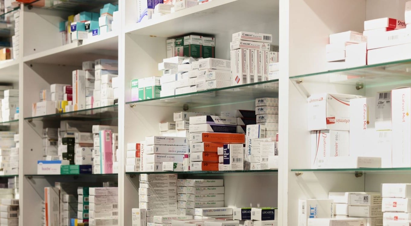 Vistoria aponta medicamentos vencidos e falhas no controle de estoque em UBS de Luzimangues; MP cobra adequações