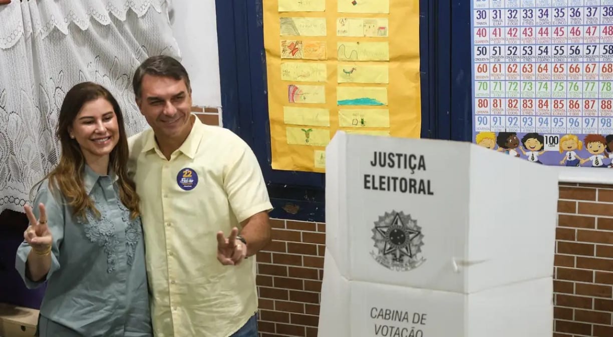 Flávio Bolsonaro pede que eleitores compareçam às urnas, faça chuva ou faça sol