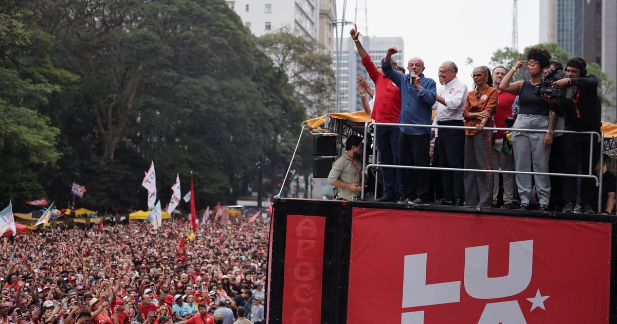 Lula e Flávio Bolsonaro fazem campanha em São Paulo a duas semanas da eleição