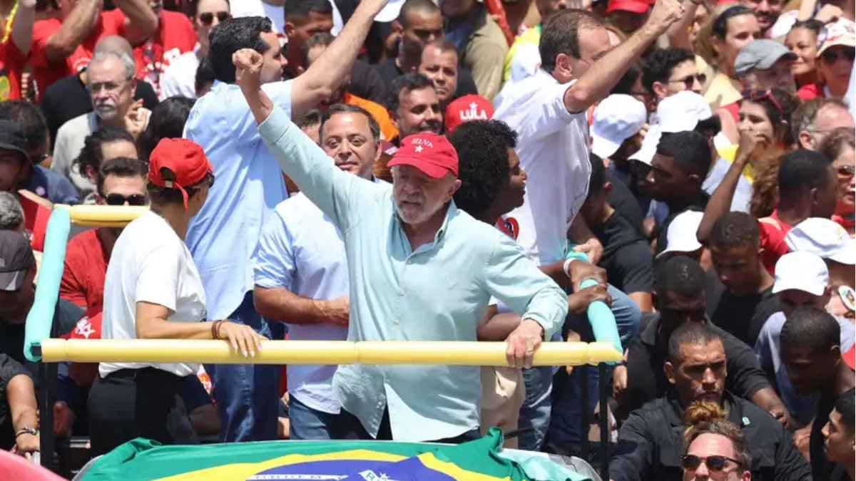 Lula agradece apoio no segundo turno antes de votar: "nunca vi alguém ser tratado com tanto carinho"