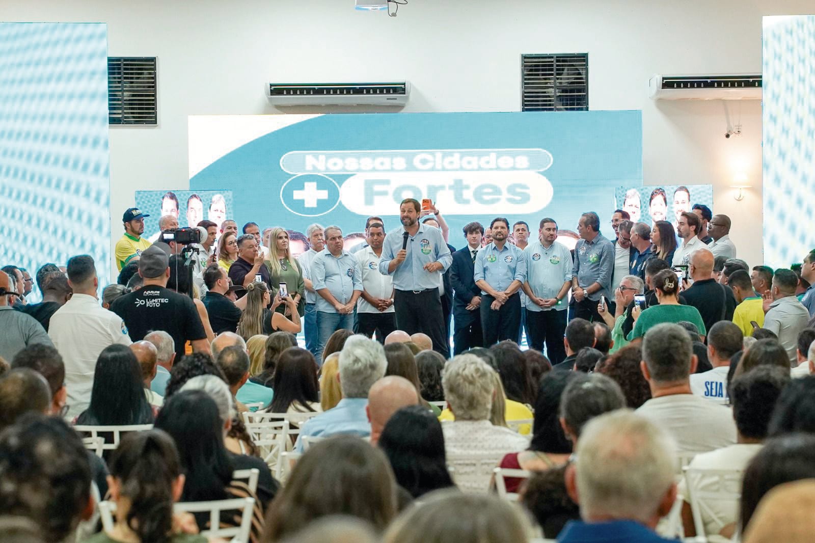 Luiz Fernando e João Paulo recebem apoio de André do Prado em encontro com mais de 500 pessoas