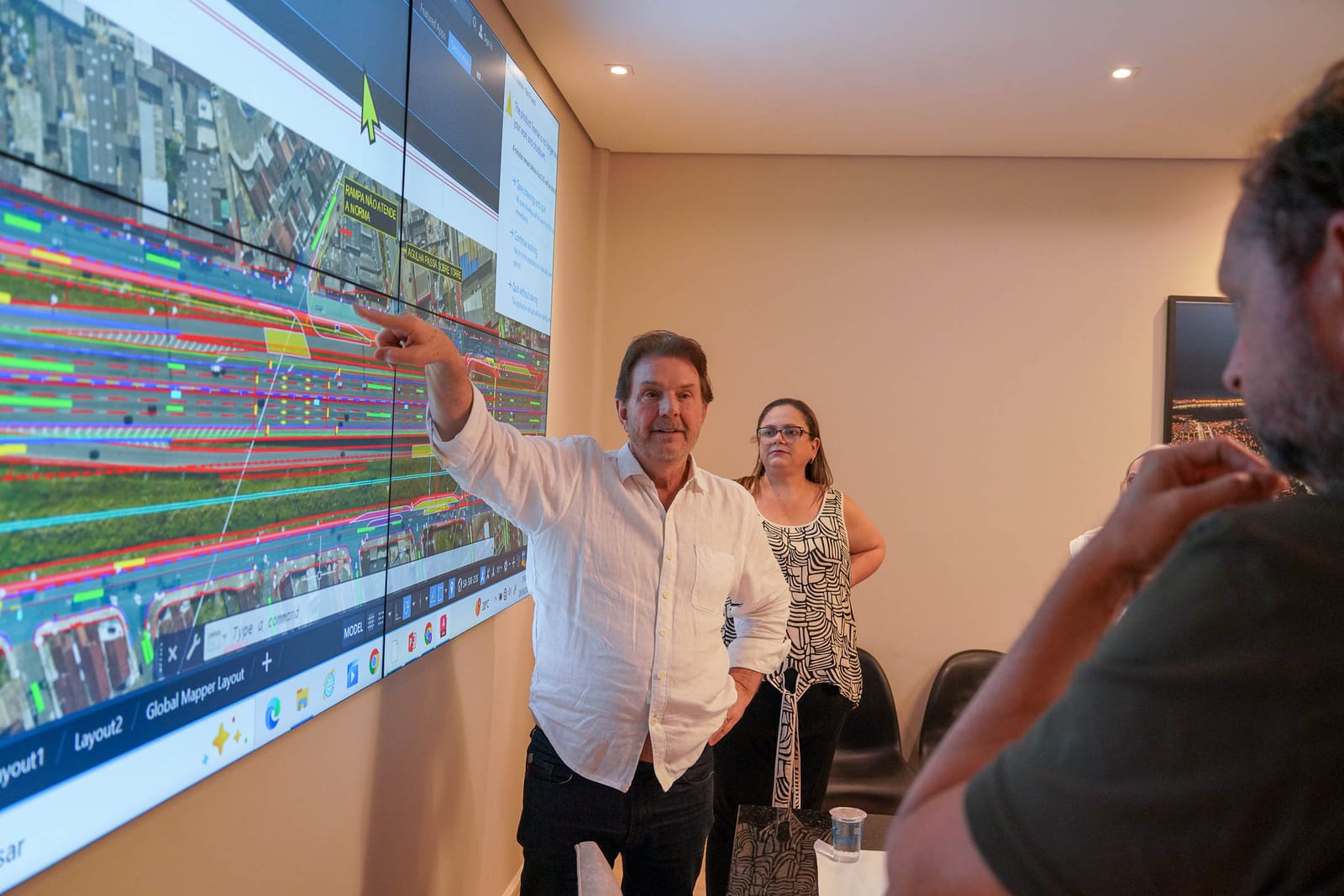 Prefeito Alberto Mourão e CNL debatem melhorias viárias para o Viaduto Samambaia
