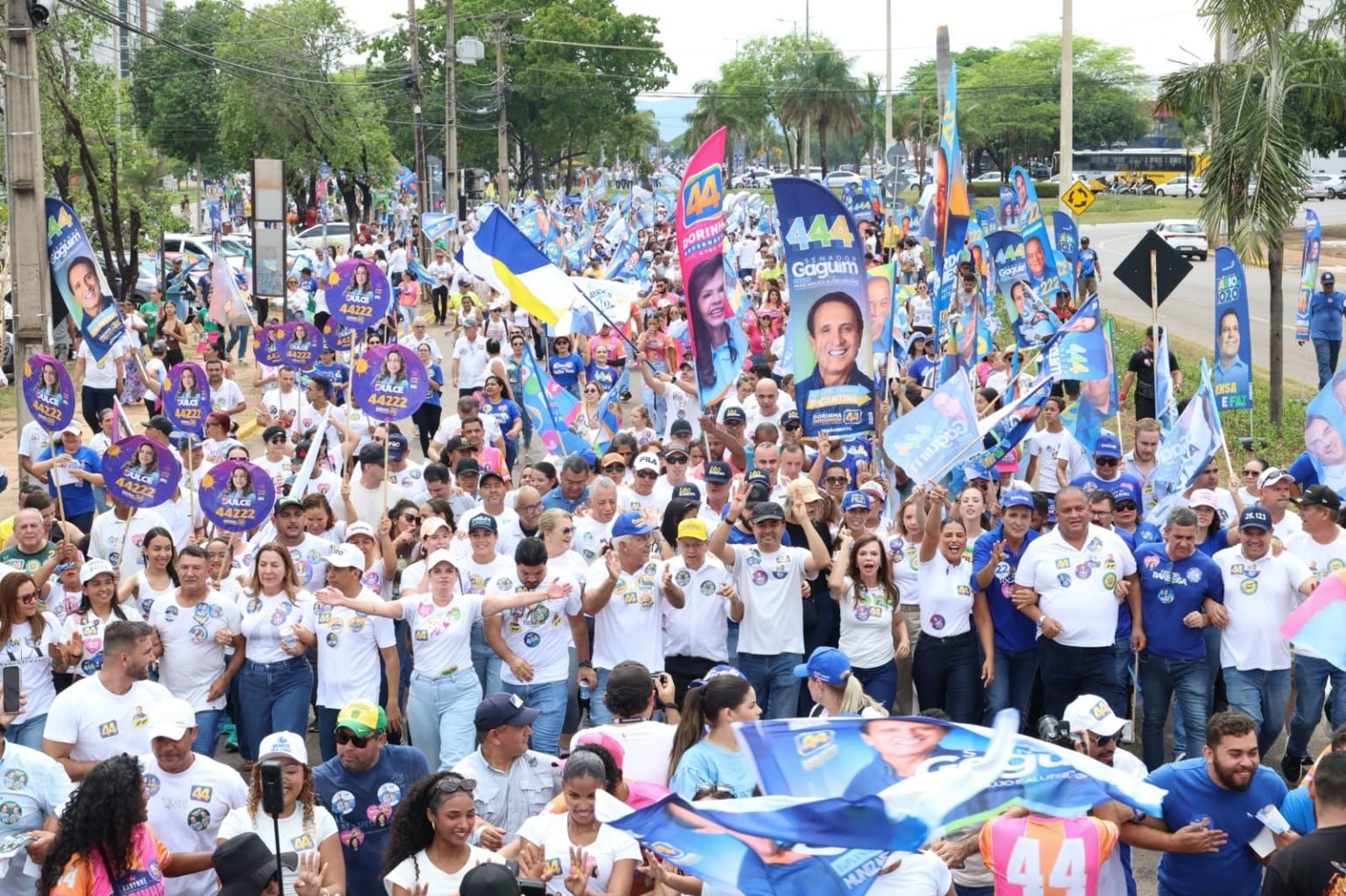 Dorinha encerra campanha em Palmas com neto no colo e hino do Tocantins