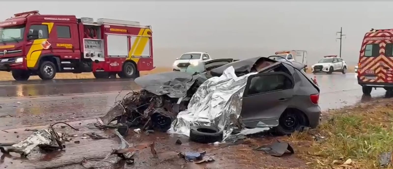 Acidente na GO-210, entre carro e carreta, deixa motorista morto, em Santa Helena de Goiás