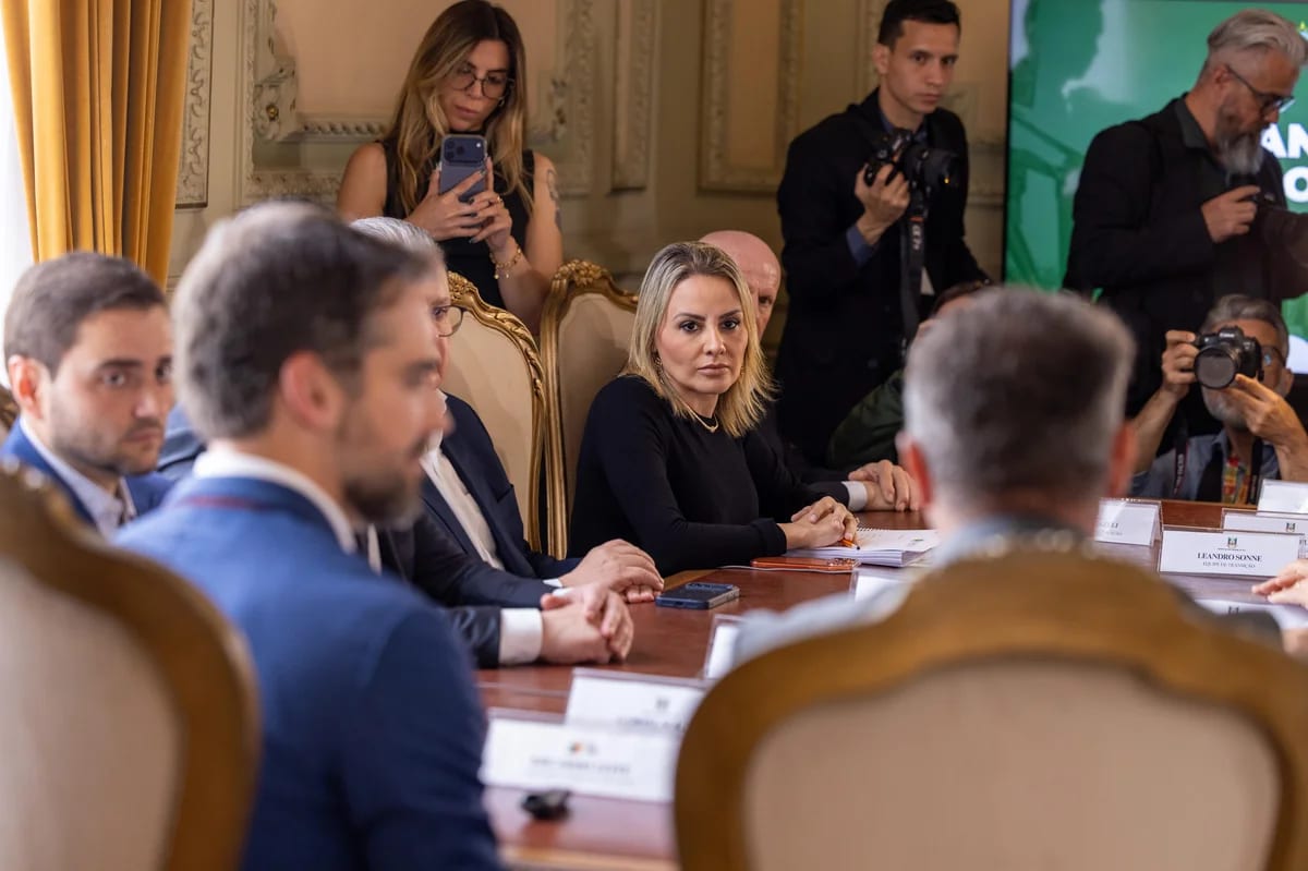 Zucco deveria prestar atenção no trabalho de uma secretária de Leite