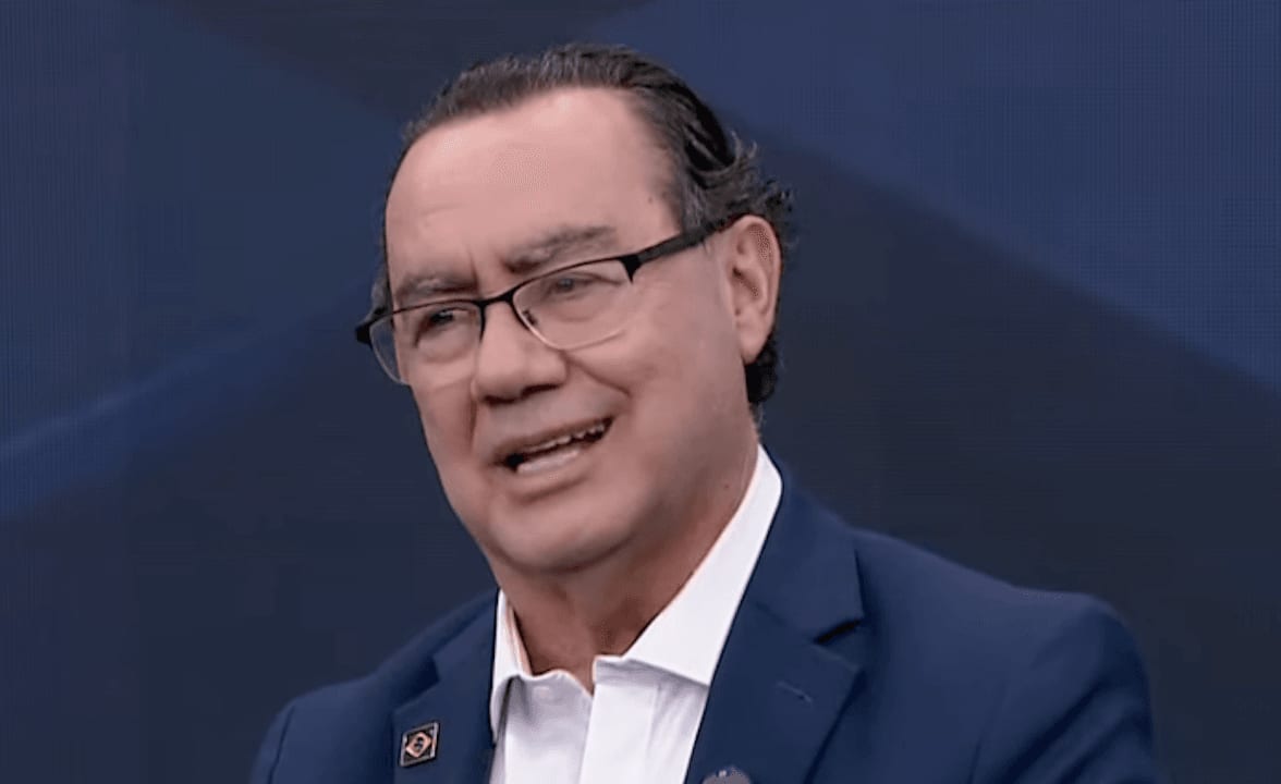 Cury diz ter “mais dinheiro do que precisa” e promete vender investimentos se houver conflito