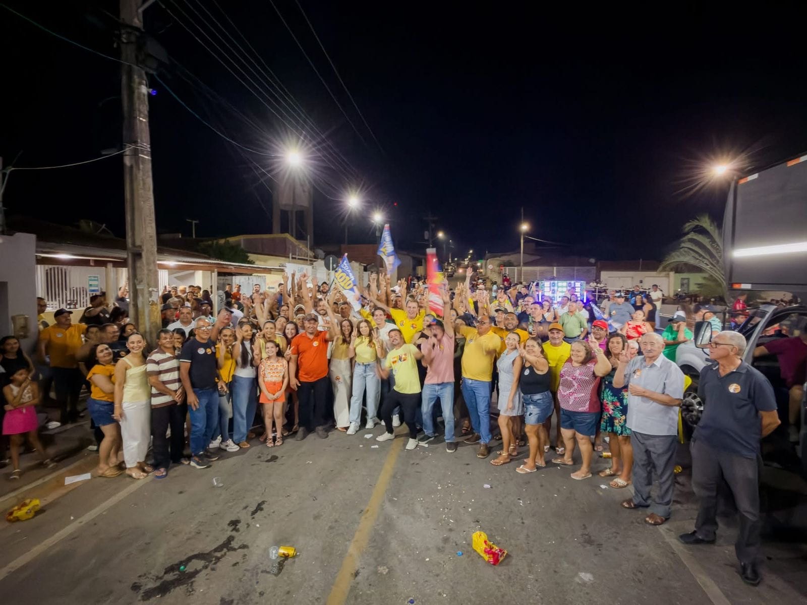 Nil Mendes, prefeito Vicente Neto, Chico Mendes e lideranças realizam grande adesivaço em Serra Grande
