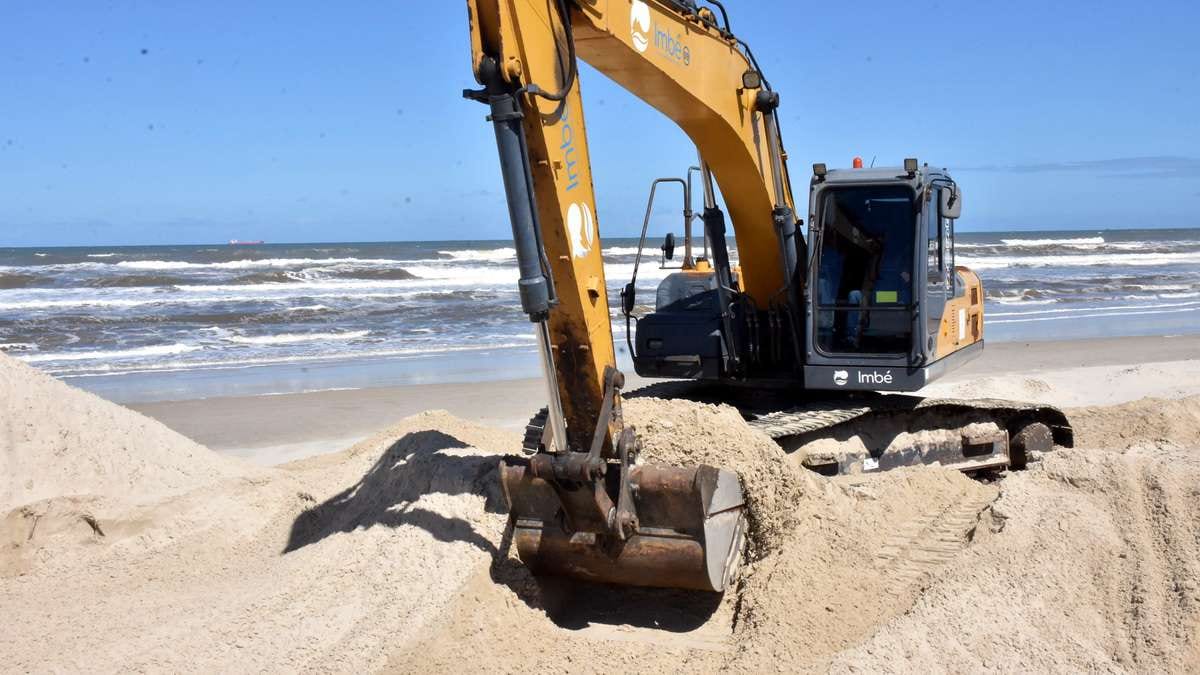 Imbé inicia operação na Beira-Mar para retirar areia acumulada pelo vento