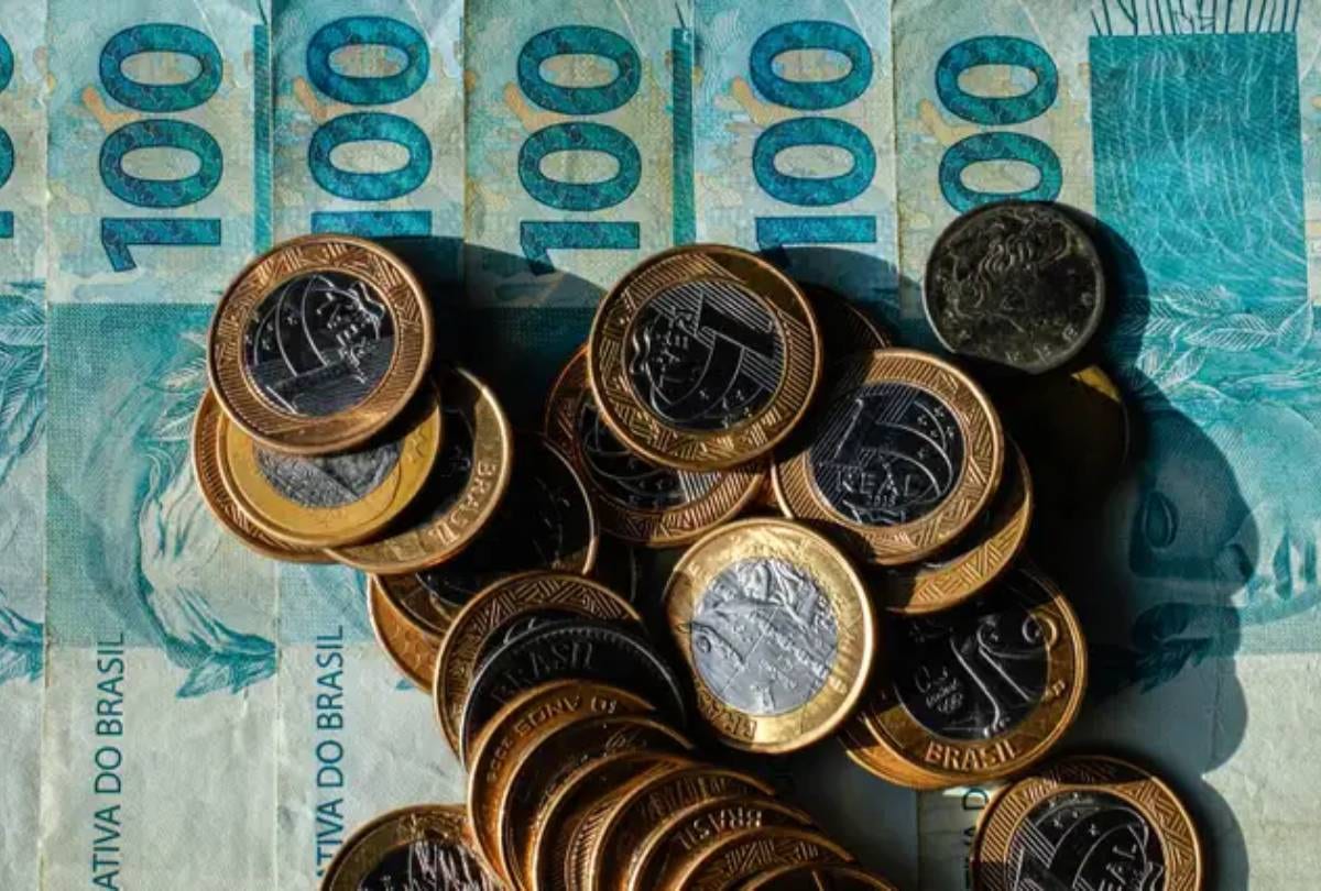 Salário mínimo pode subir R$ 120 e aumentar benefícios em 2027