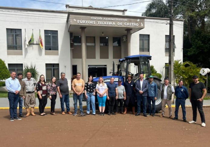 Eugênio de Castro realiza melhoria em estradas e recebe novo trator