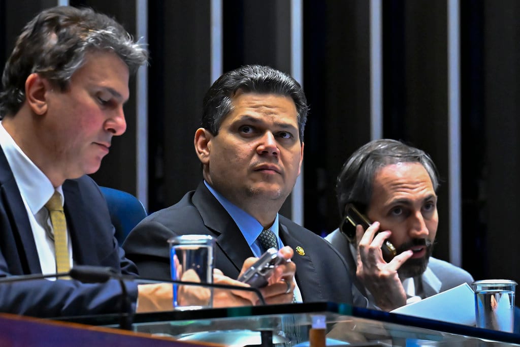Alcolumbre tira PEC da Segurança de pauta em meio a impasse com redução de maioridade penal