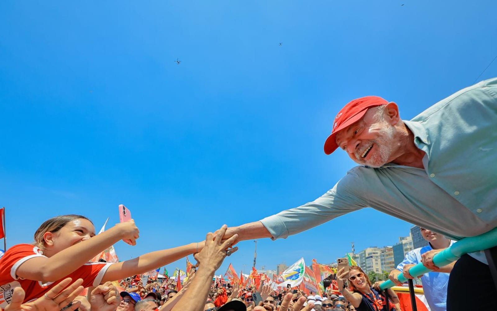Um Passarinho Me Contou: tracking de 52% a 48% anima o QG de Flávio; Lula aposta na abstenção e se despede dos palanques