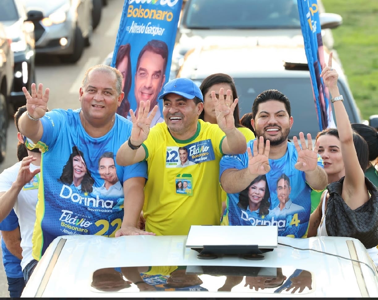 Ao lado de Wanderlei, Eduardo Gomes participa de carreata do PL que marca encerramento das campanhas de Dorinha e Flávio