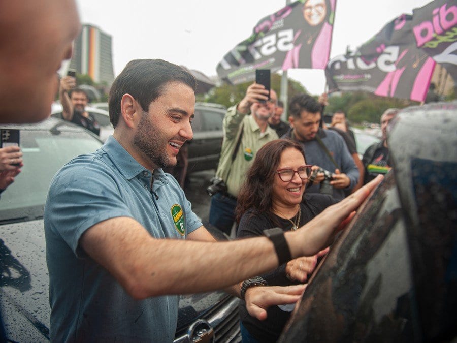 Gabriel Souza larga campanha com adesivaço e aposta na força da Região Metropolitana