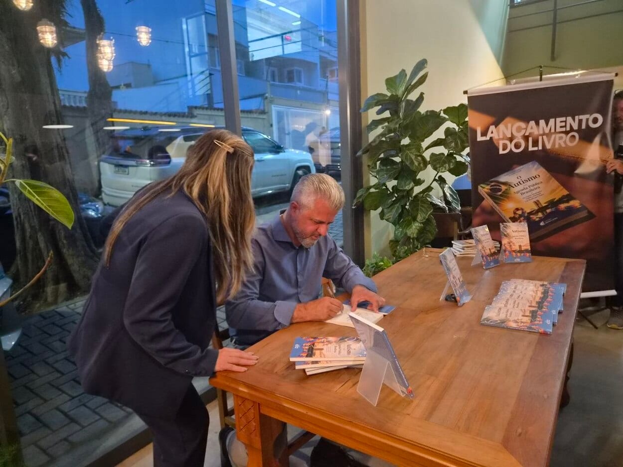 Julinho Fuzari e Roberto Giancaterino lançam livro sobre autismo em São Bernardo