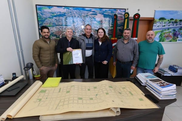 Prefeitura de Tapejara recebe mapas e documentos do Plano Diretor