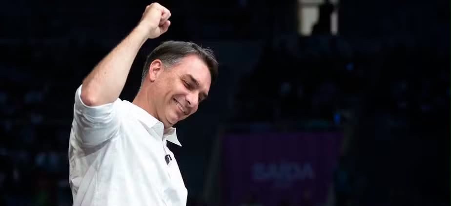 Flávio Bolsonaro teria deixado o Brasil com destino aos Estados Unidos
