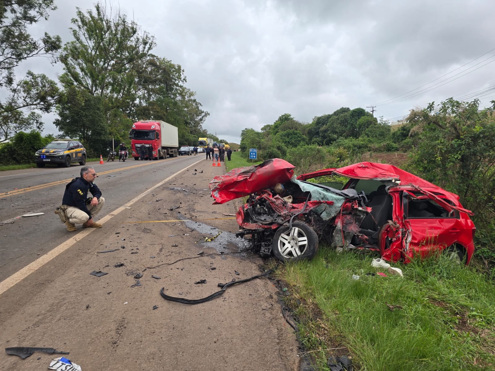 Grave acidente entre carro e caminhão deixa dois mortos na BR 386 em Carazinho