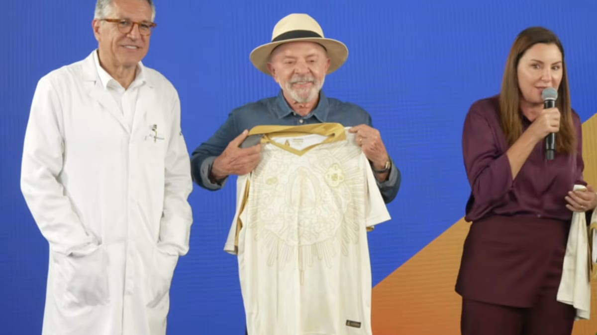 Lula recebe camisa da Tuna Luso durante visita a hospital em Belém