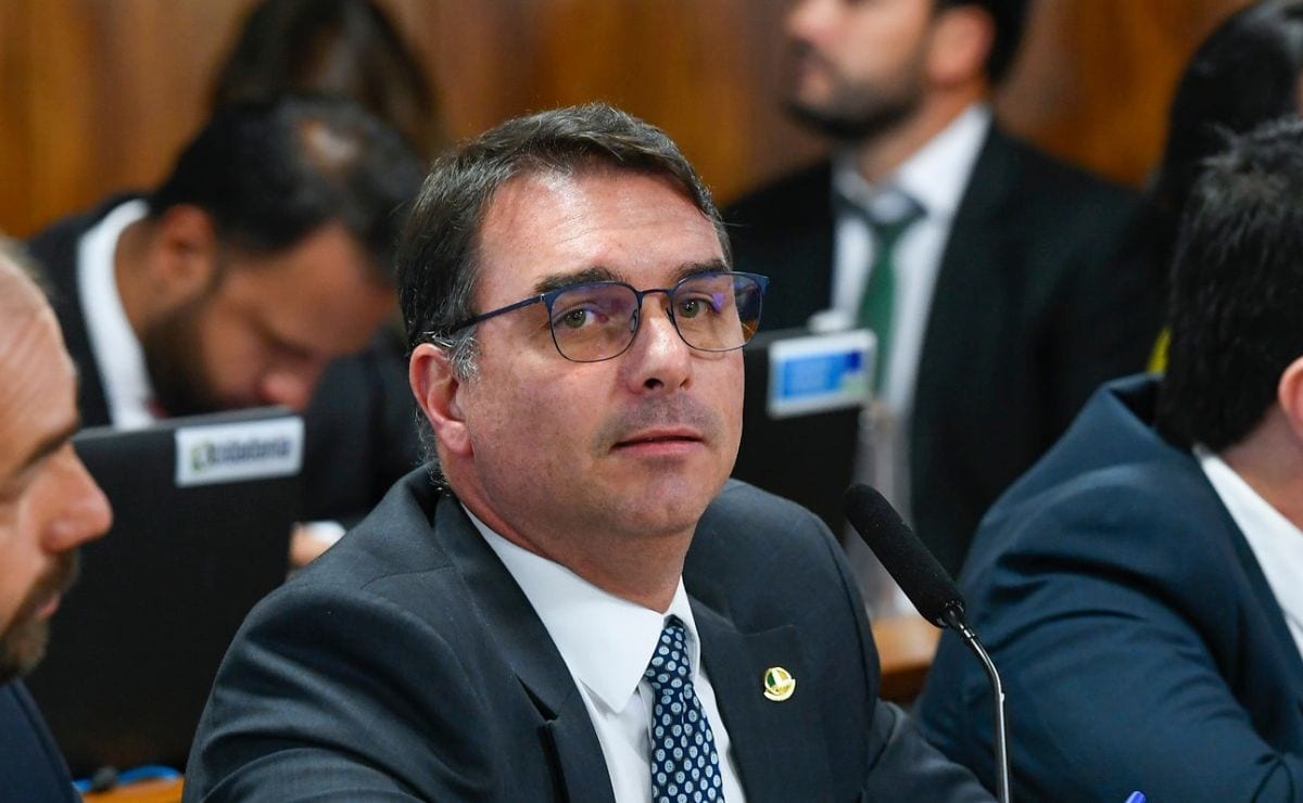 PF cancela passaportes de Flávio Bolsonaro após senador não entregar documentos no prazo