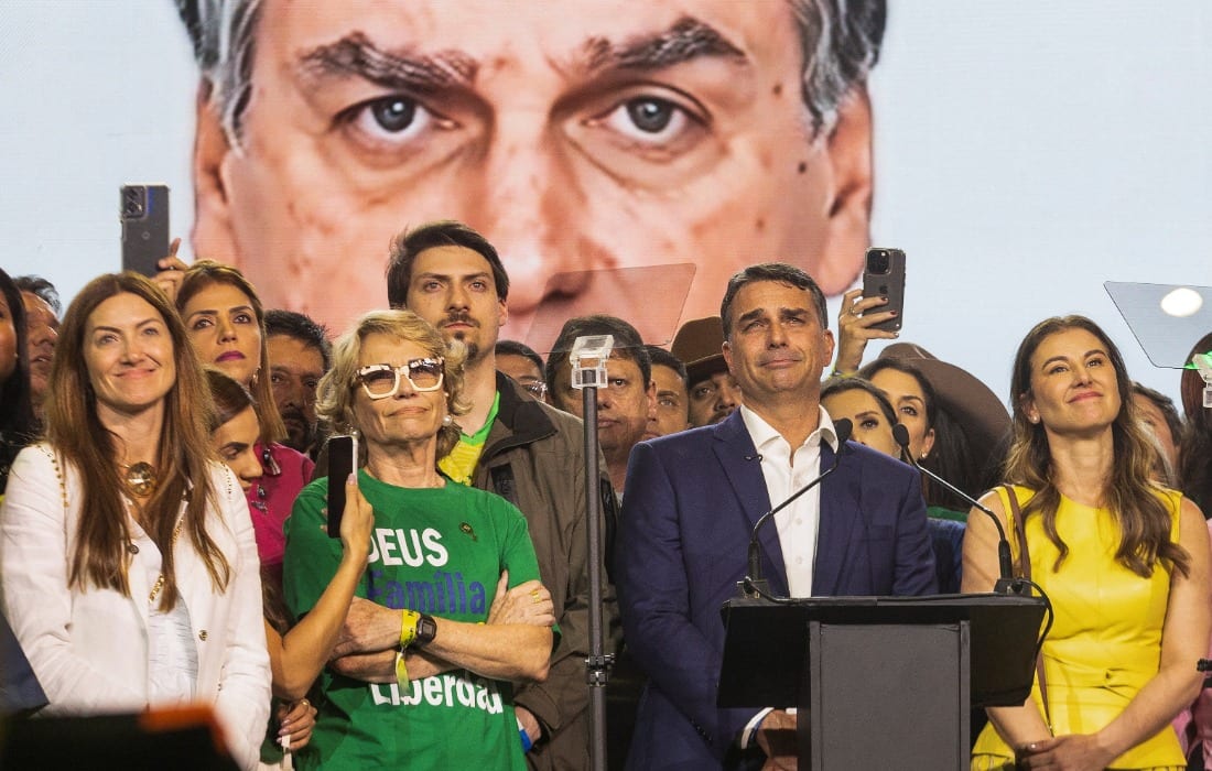 TSE rejeita multar Flávio por uso de imagem de Bolsonaro gerada por IA em convenção