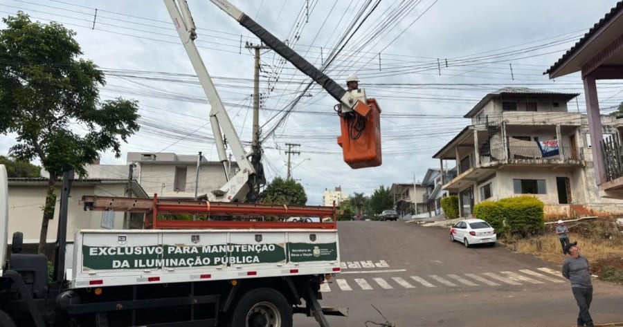 Mutirão do Poste Limpo retoma organização da fiação em Sarandi