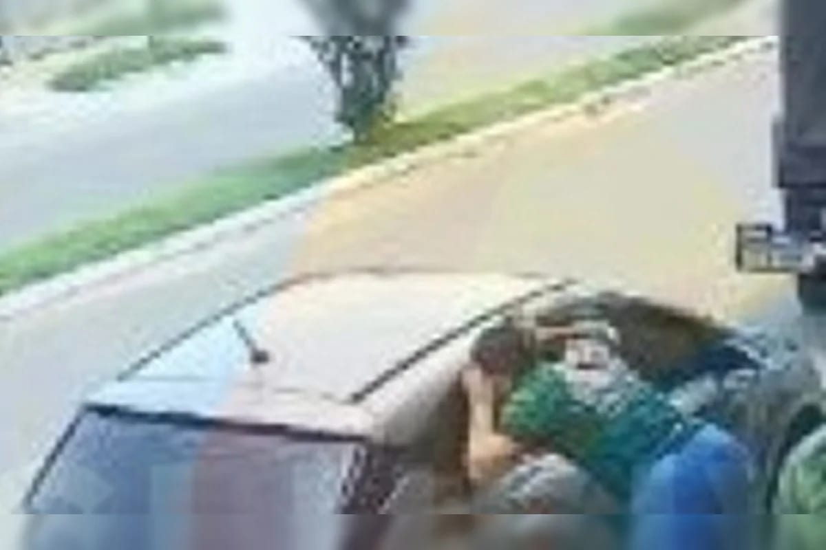 Imagens mostram mãe de menino morto em carro indo ao veículo várias vezes