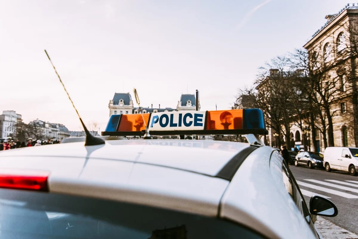 França investiga tiroteio em Paris como ataque terrorista