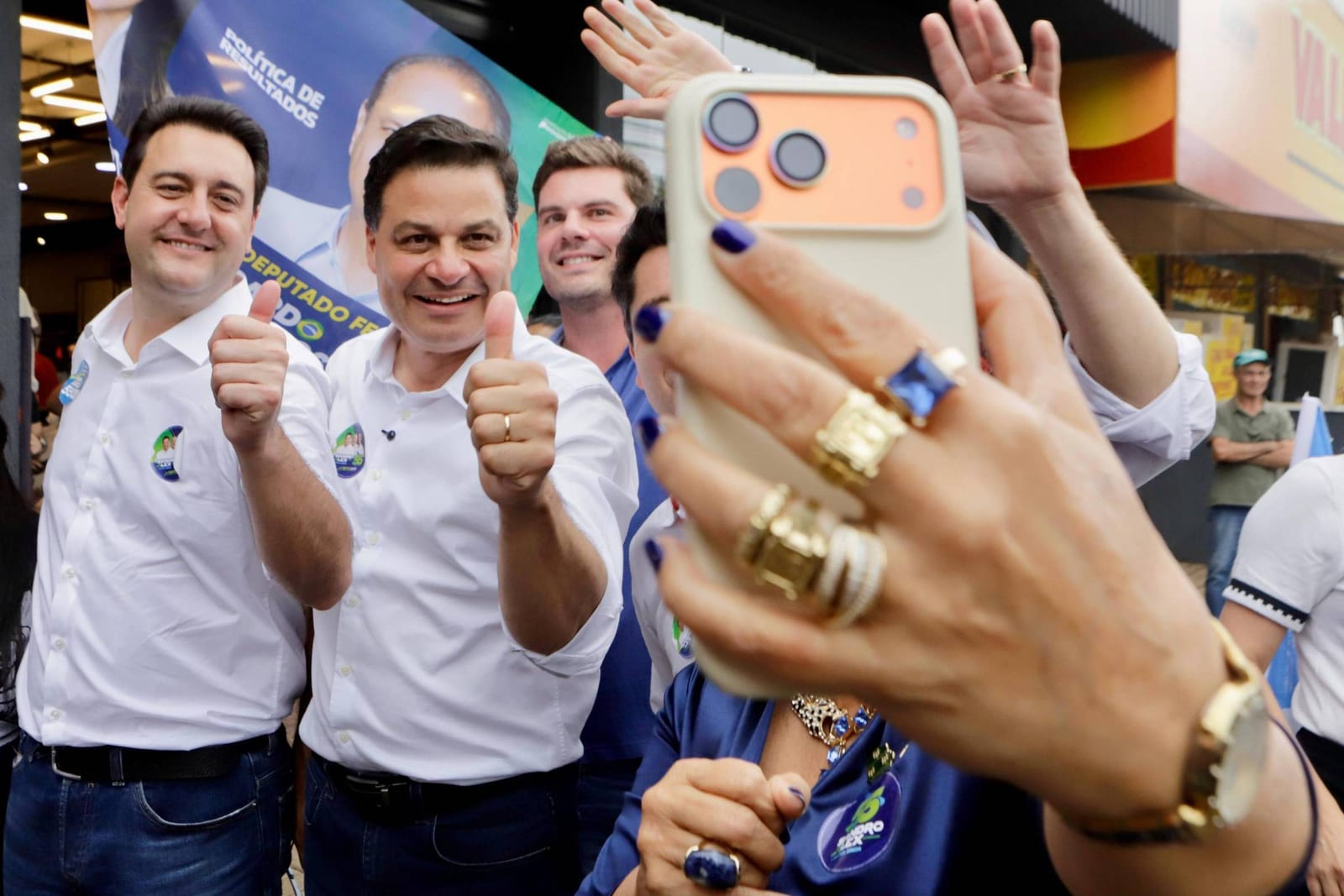 Derrotado no Paraná, Ratinho Jr pede votos a Flávio Bolsonaro