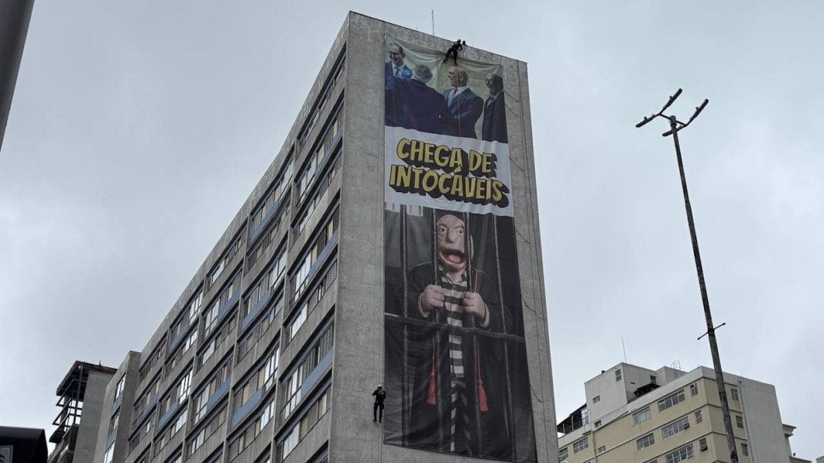 Painel mostra Alexandre de Moraes atrás das grades no ato de Zema na Paulista