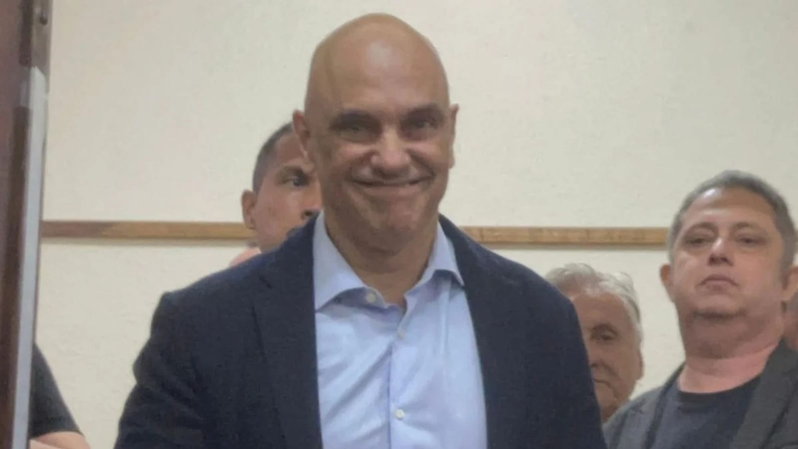 Moraes brinca ao votar: 'Fui eu que proibiu celular na cabine'
