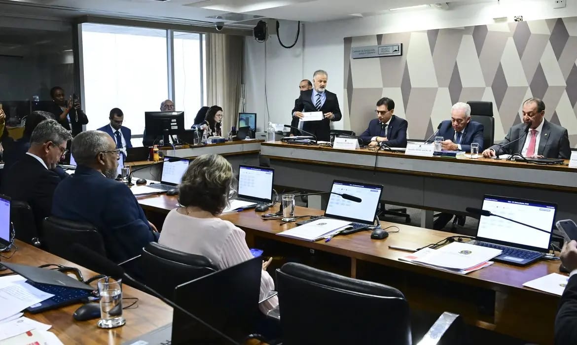 CCJ do Senado aprova PEC que prevê fim da escala 6×1 e redução da jornada para 40 horas