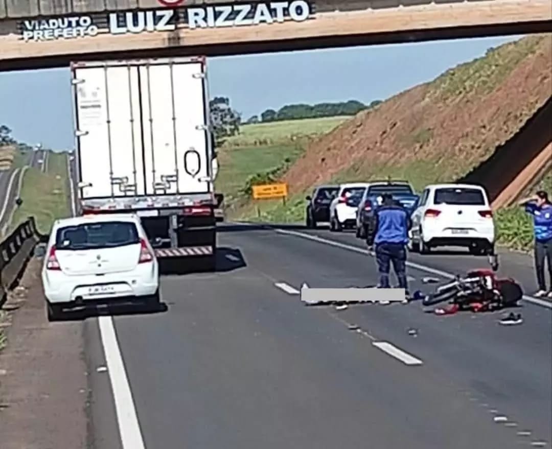 Acidente entre moto e carro no trevo de Meridiano deixa motociclista em estado grave