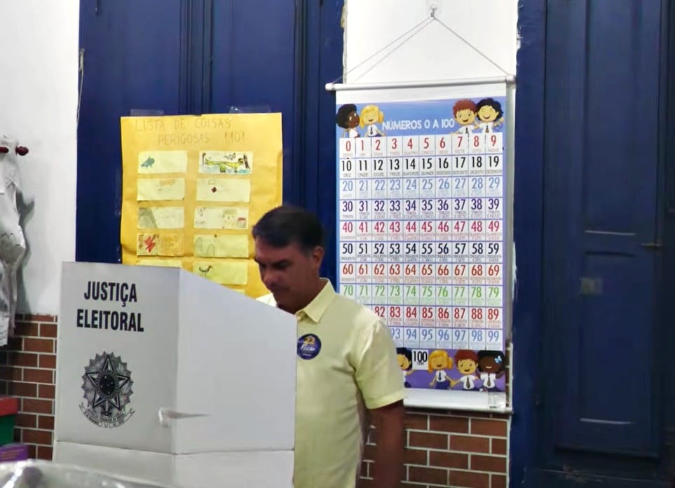 “Eu acho que chegou a hora da mudança de verdade”, diz Flávio, ao votar