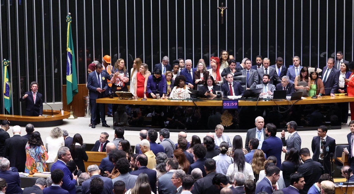 Congresso vota nesta semana fim da escala 6x1 e "taxa das blusinhas"