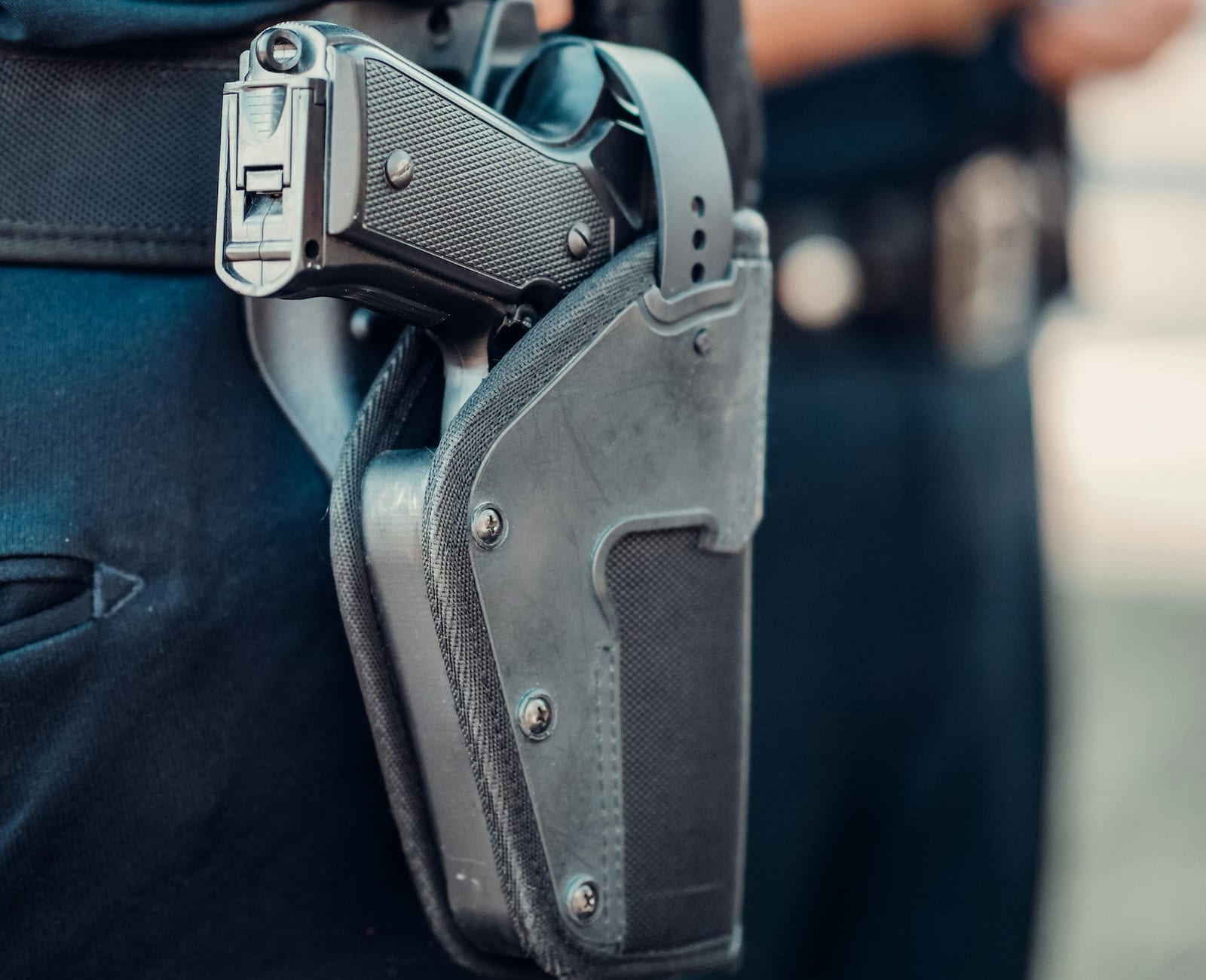 Senado analisa porte de arma para mulheres com medida protetiva