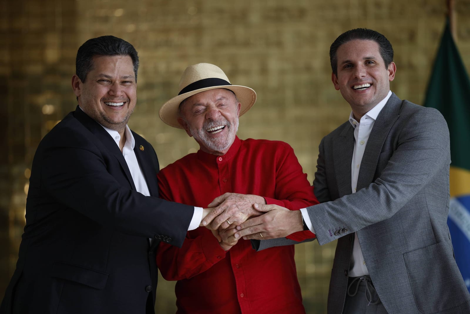 Lula brinca 'juntos para sempre' ao posar com Motta e Alcolumbre