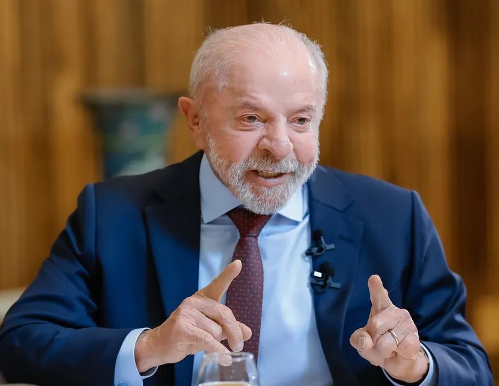 Lula aparece com 57,66% e Flávio Bolsonaro com 42,34% nos primeiros votos apurados pelo TSE