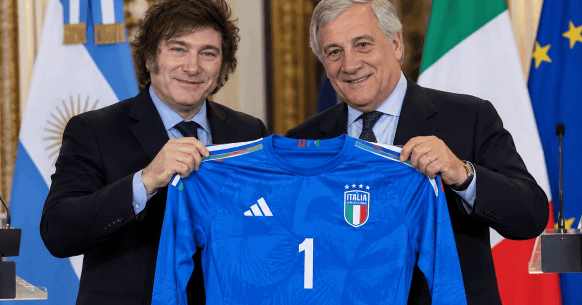 Tajani entrega a Milei a camisa de goleiro da Itália em Buenos Aires