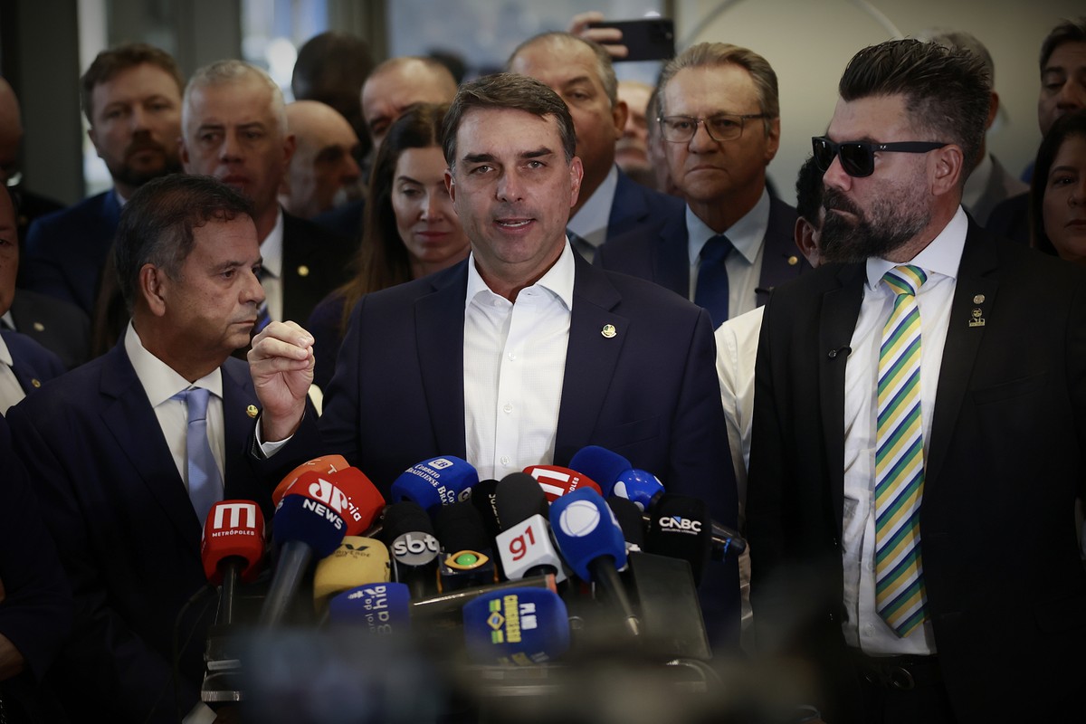 Flávio Bolsonaro se apresenta como candidato de protesto nas eleições
